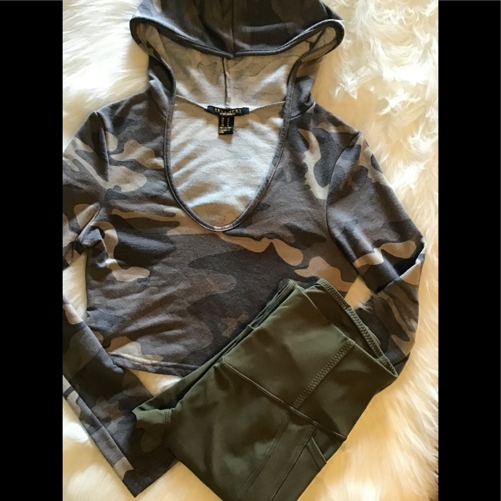 Camouflage Fitness Crop - Picture 3 of 4